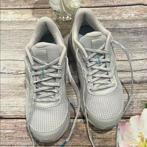 Saucony Sz 9.5 Gray Sneakers with Breathable Mesh and Cushioned Sole • NEW!